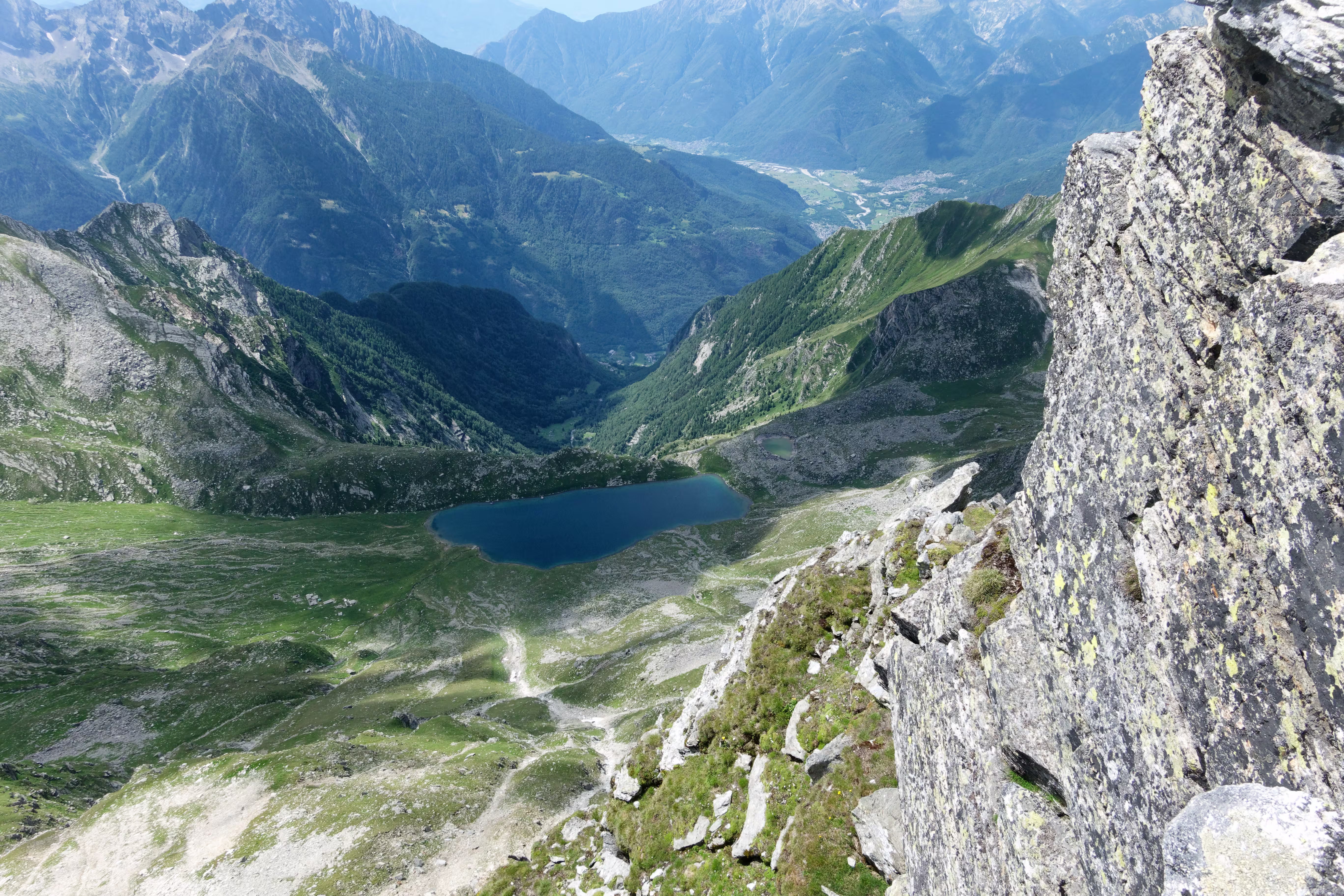 Il lago dalla cresta