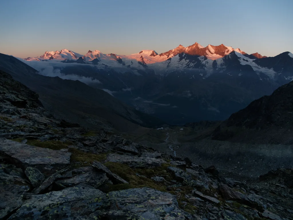 Alba sui giganti del Vallese