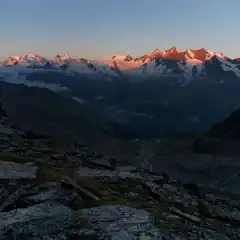 Alba sui giganti del Vallese