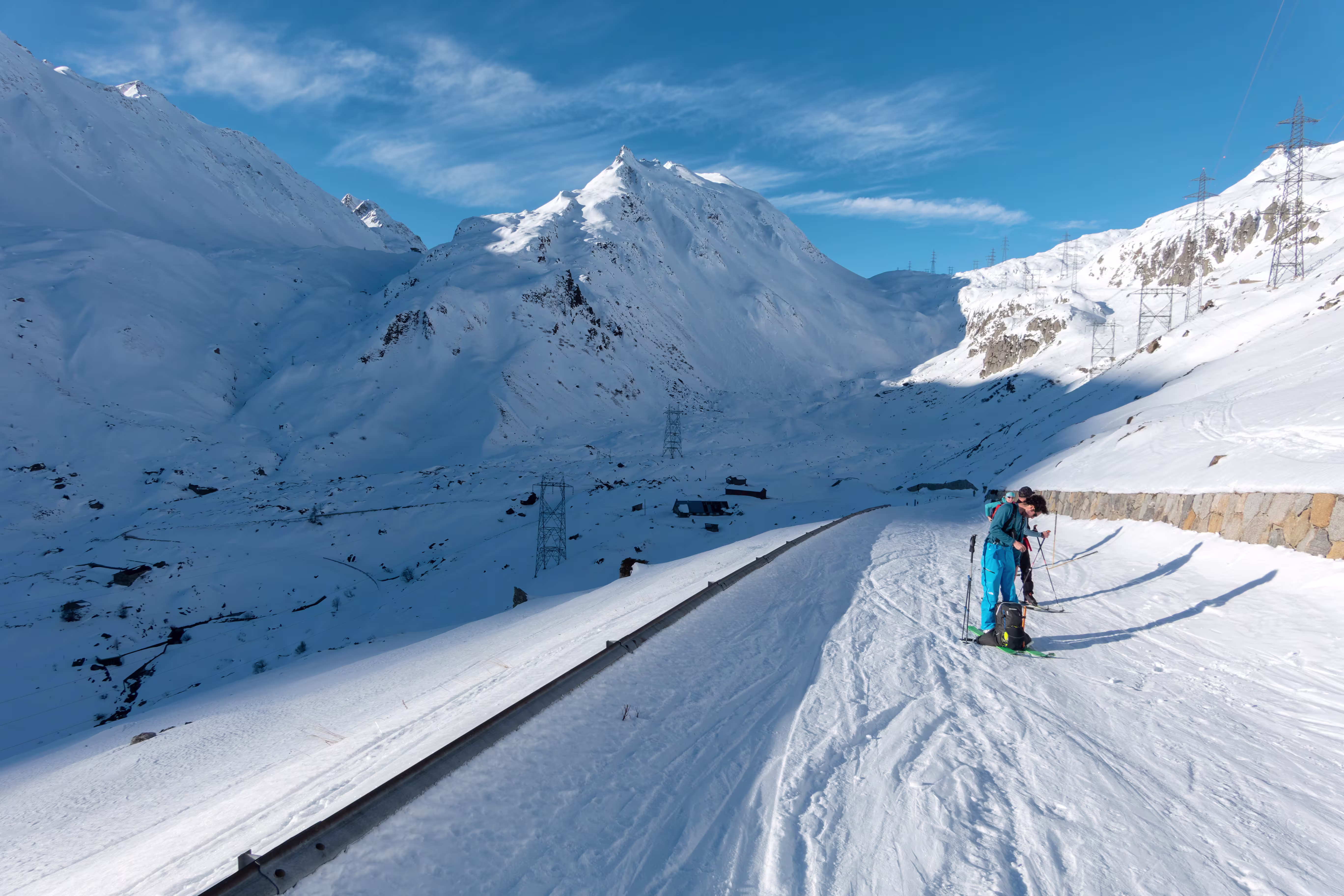 Lasciamo la strada e iniziamo a salire