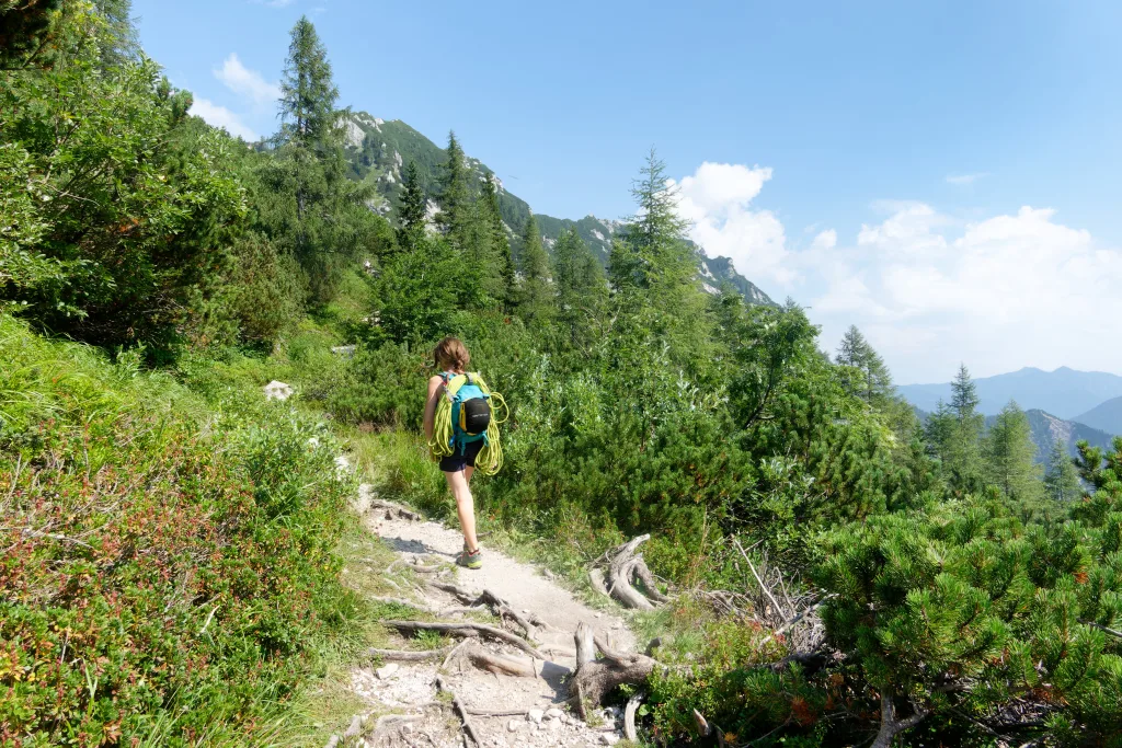 Il sentiero che dal Passo Vršič sale alla sella Vratika