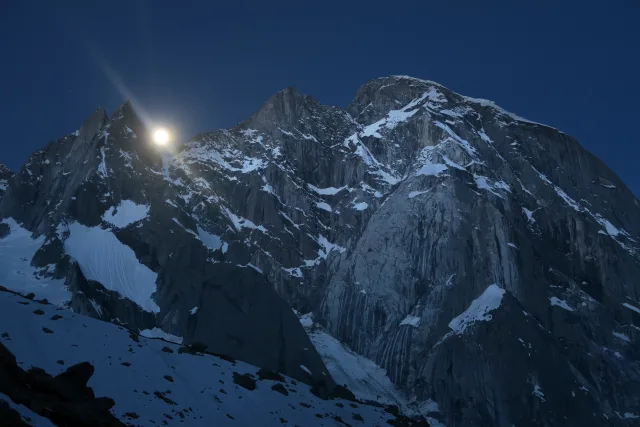 Alba di luna sul Cengalo