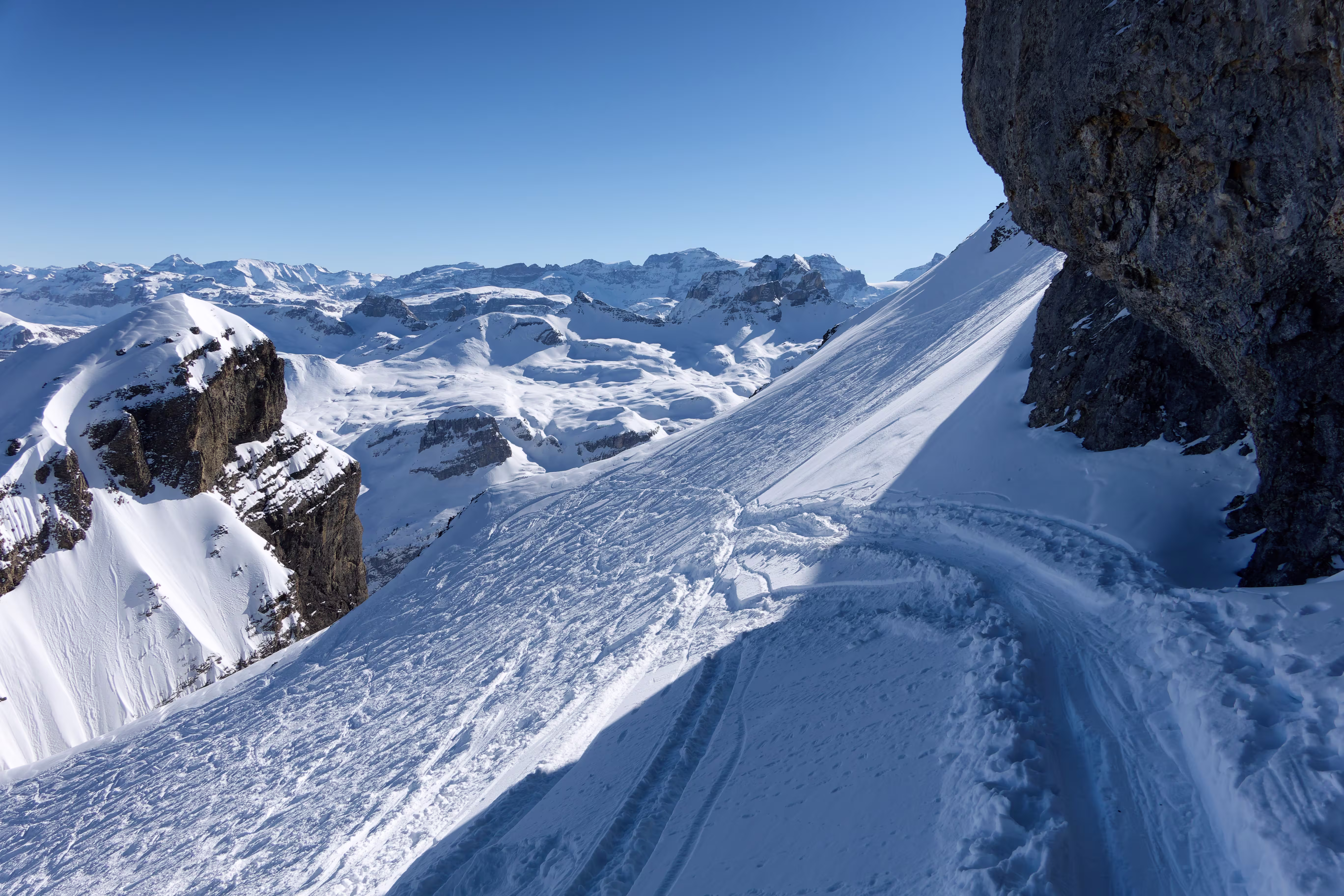Bellissimo passaggio sotto le rocce