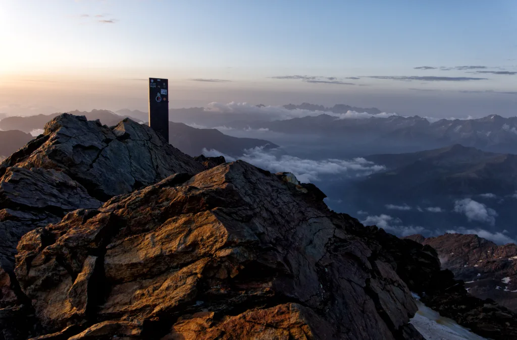 Alba sulla cima del Vioz