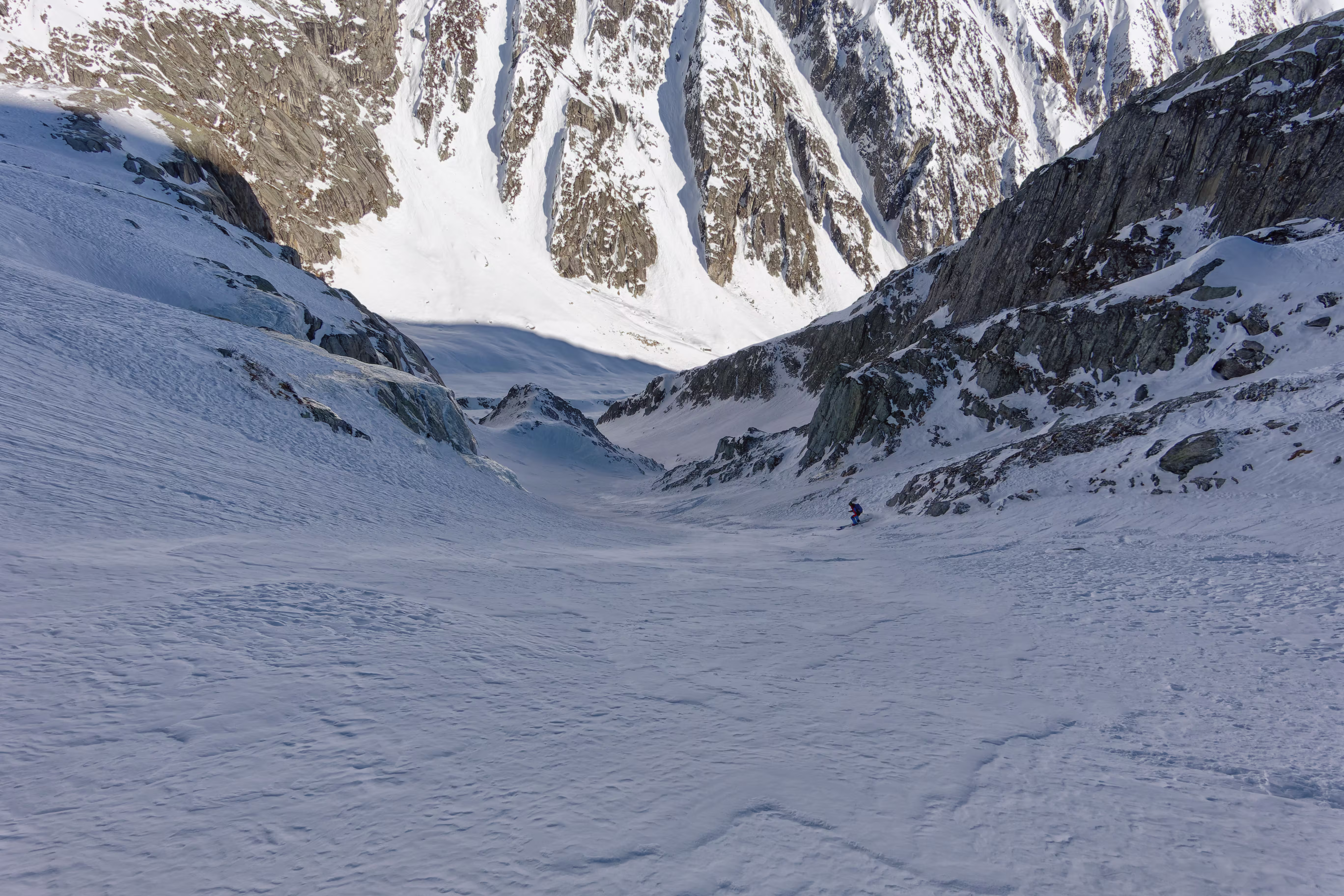 Il canale di discesa sulla destra