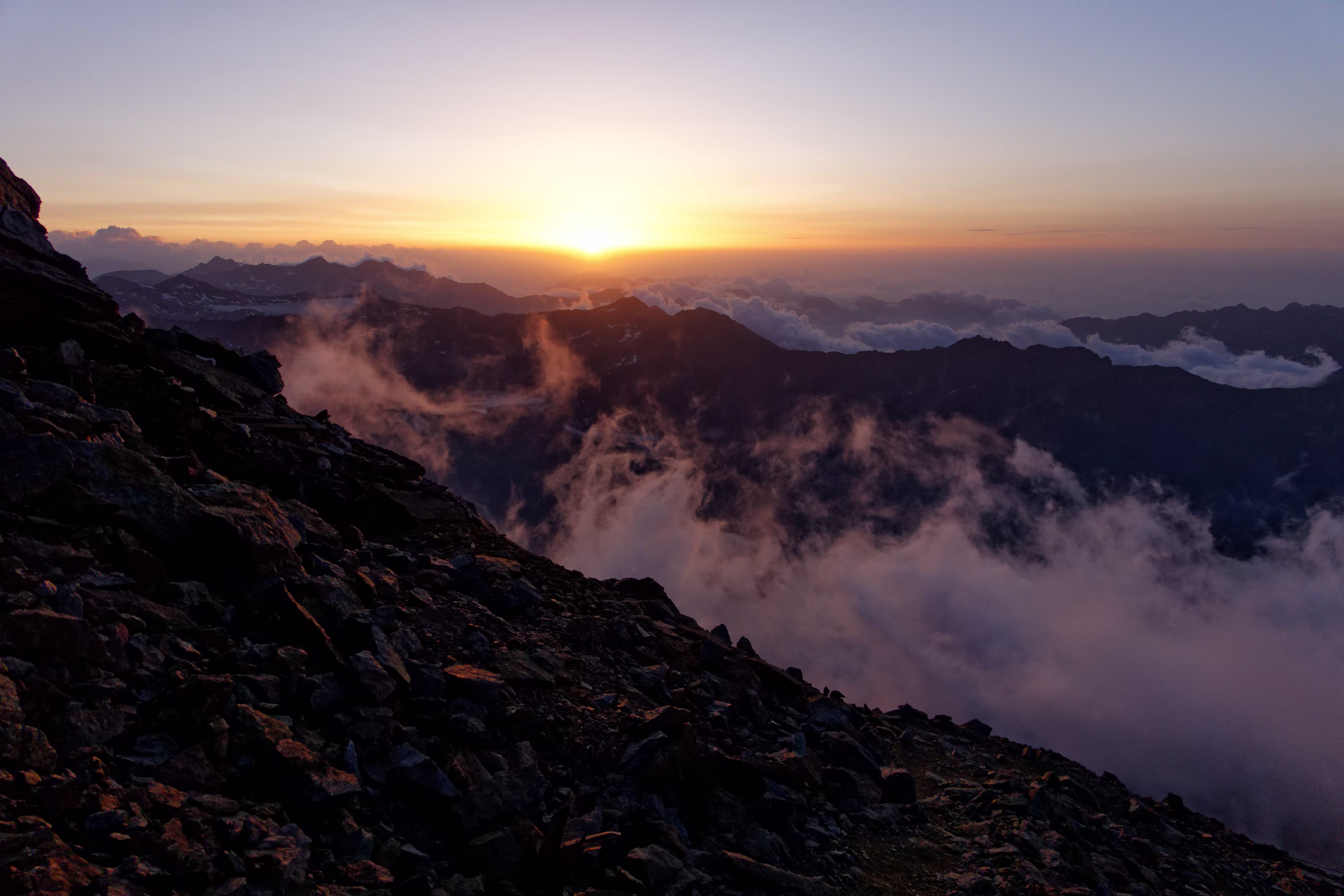 L’alba mi coglie poco dopo il Rifugio Vioz