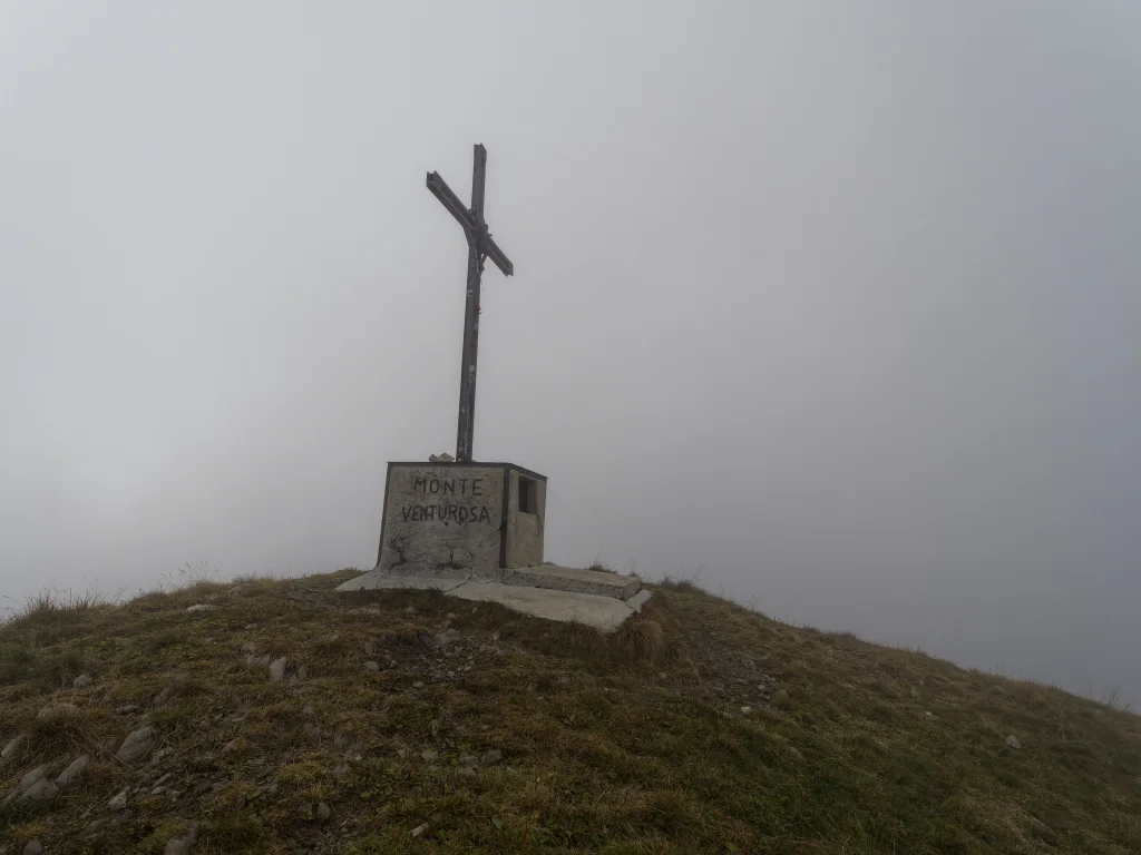 La vetta nella nebbia