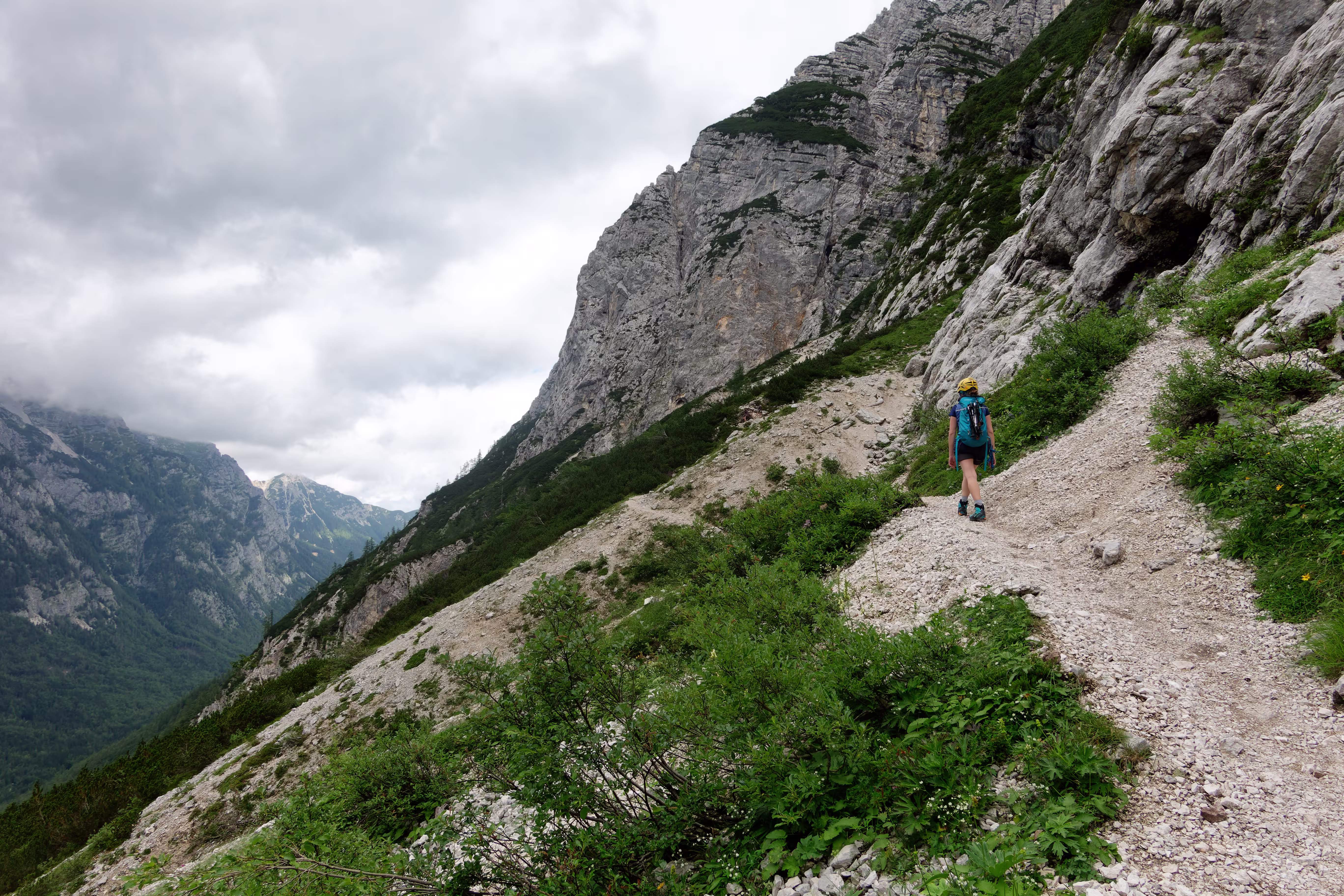 Tratti di sentiero si alternano a brevi paretine attrezzate