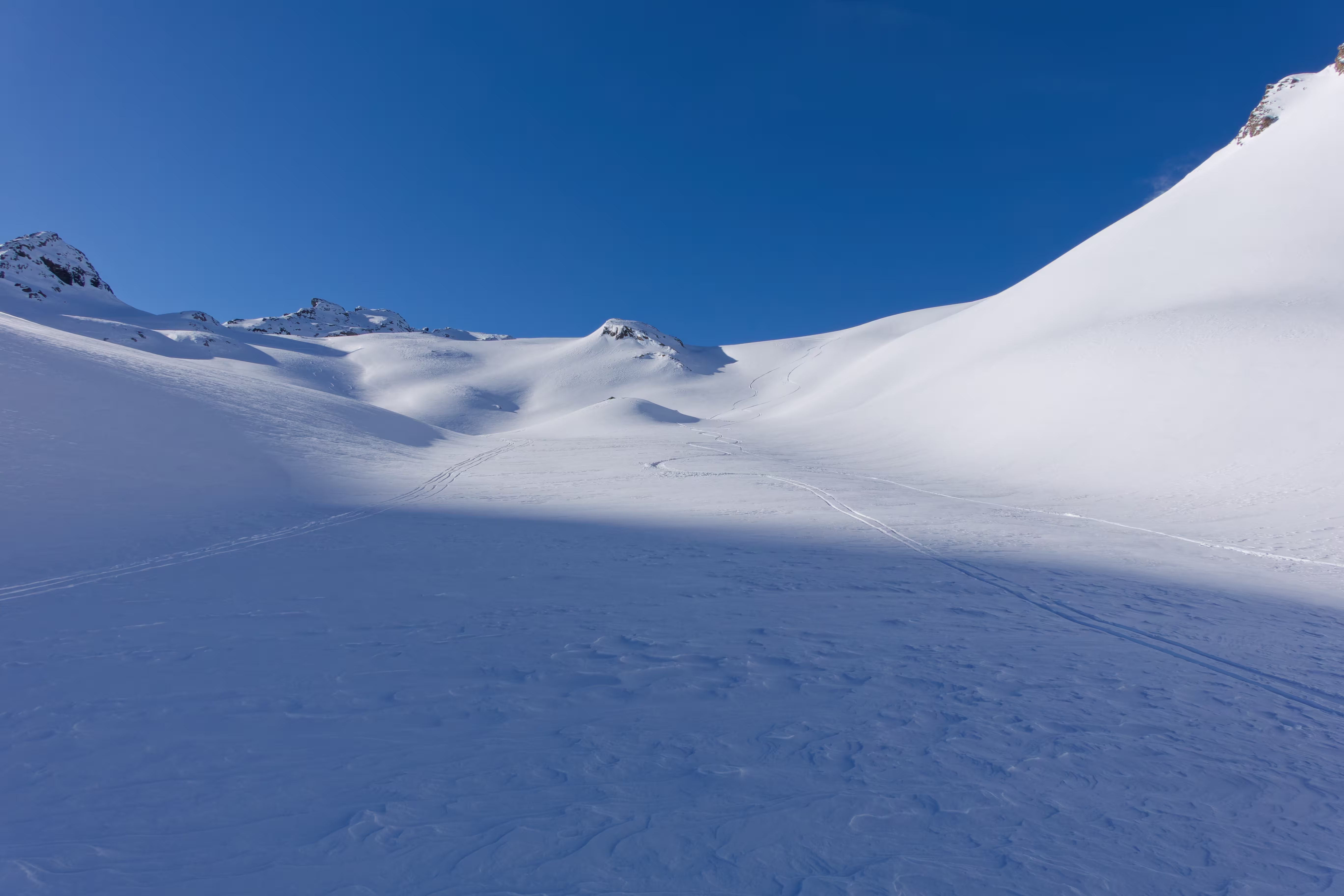 Belle curve sotto il Passo Lunghin