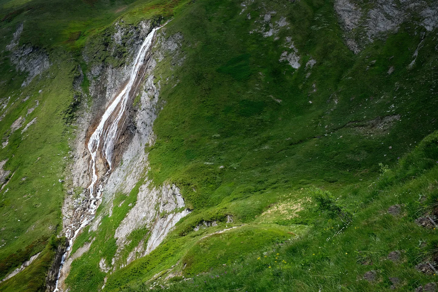 Piz Terri, La bellissima cascata prima del rifugio