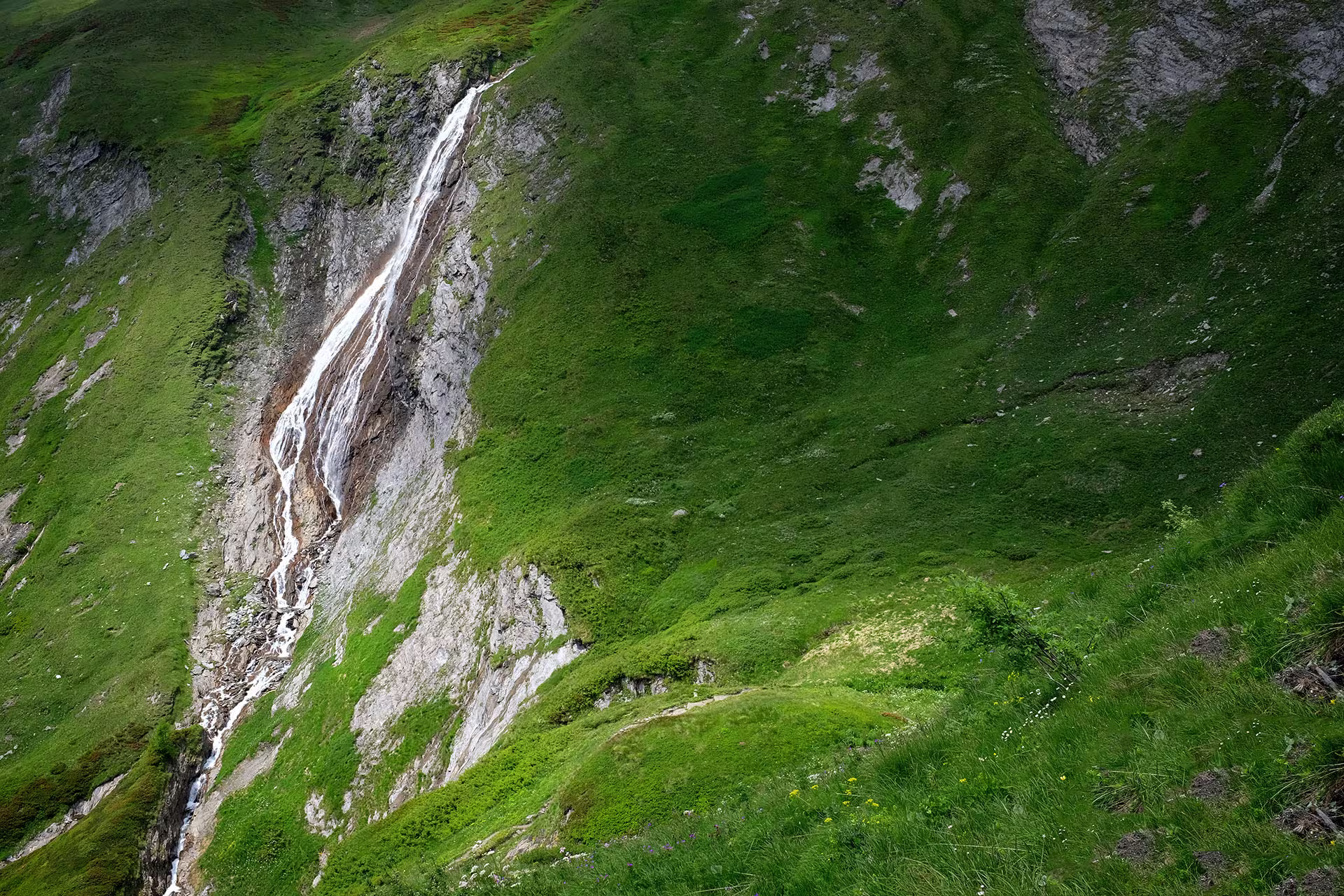 La bellissima cascata prima del rifugio