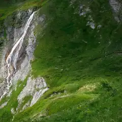 La bellissima cascata prima del rifugio