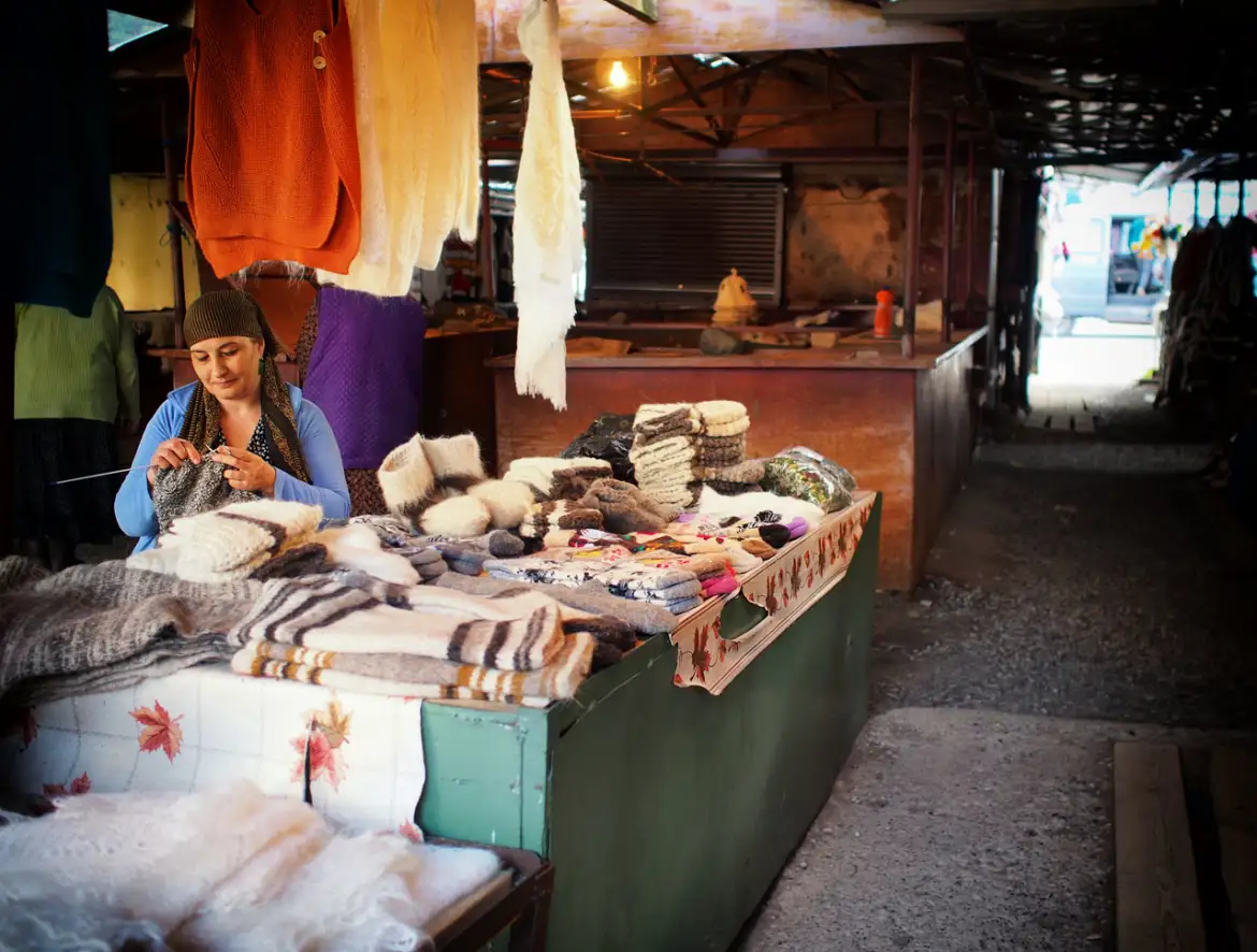 Elbrus, Dentro al mercatino di Terskol