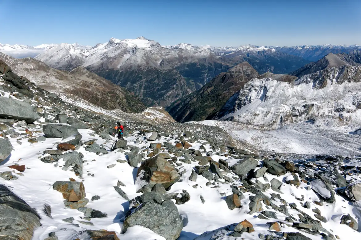 Alpinismo al Tossenhorn, L’interminabile pietraia che da accesso al ghiacciaio