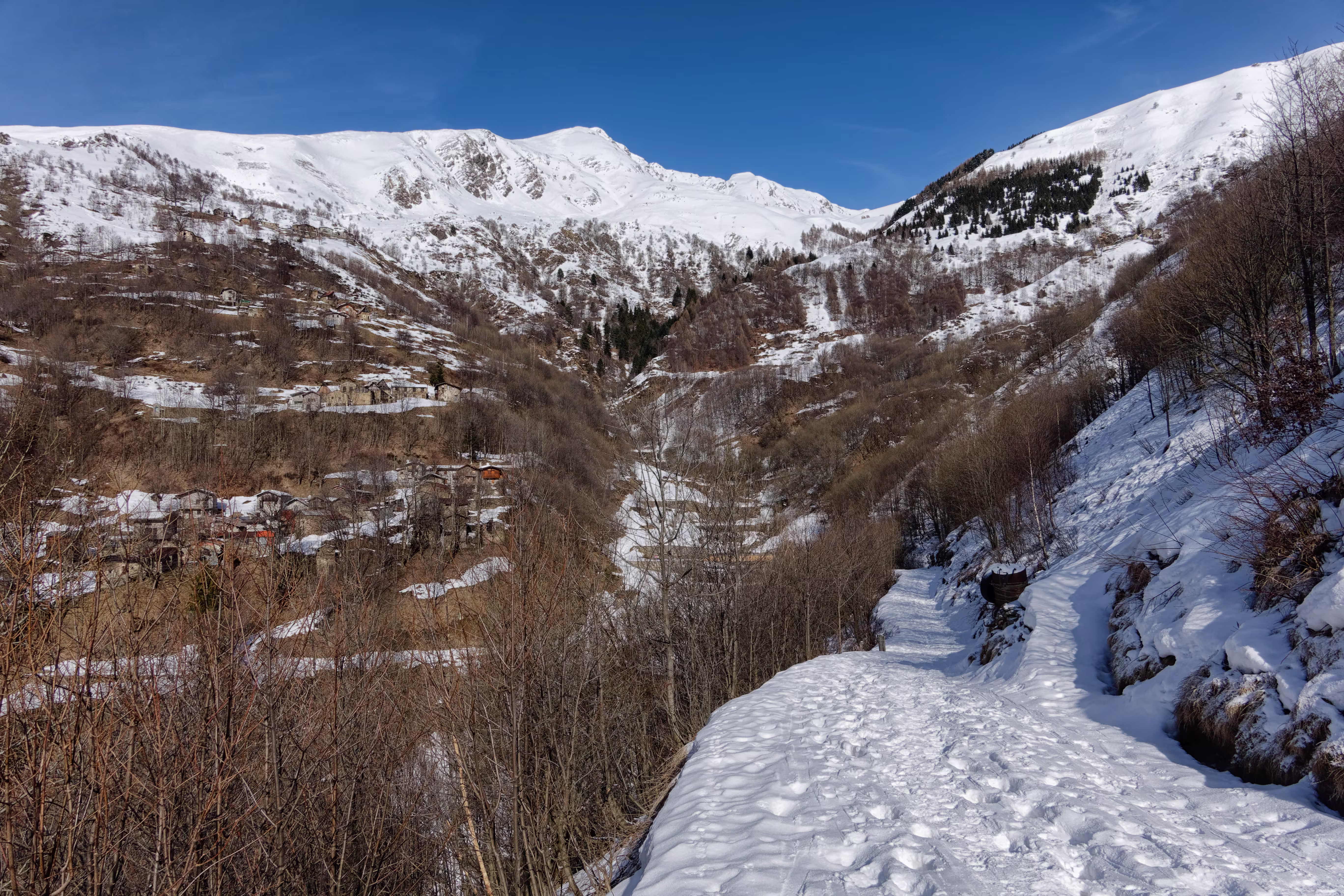 La stradina che parte dai Monti di Revolè