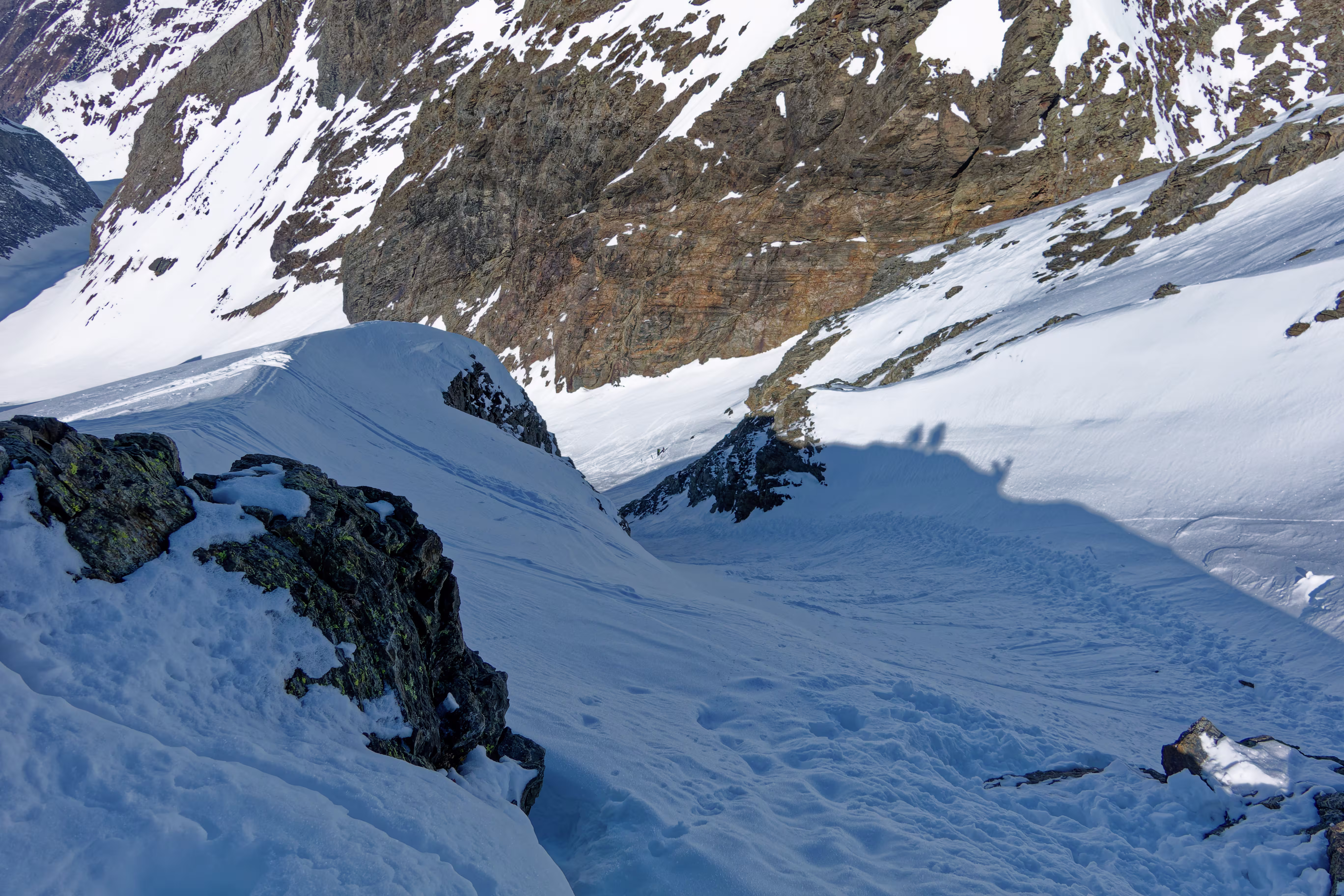 L'uscita del canale con le tracce degli sci