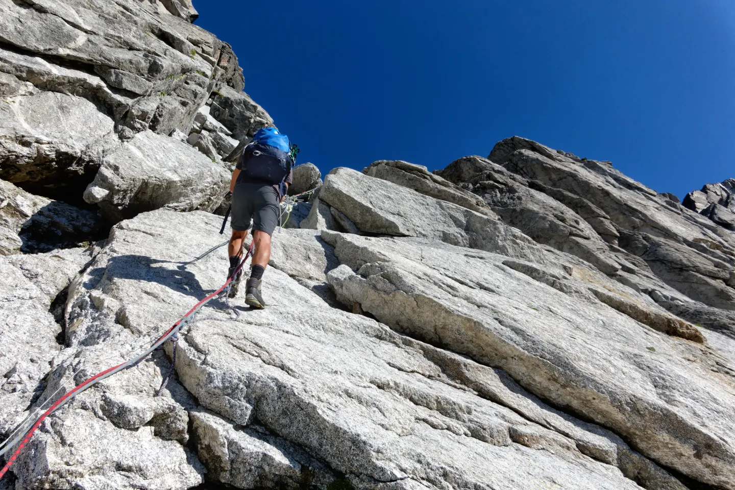 Salita al Cengalo, la corda per arrivare alla sella