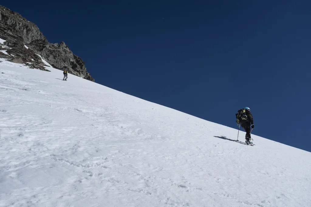 Dal colletto si sale per ripidi pendii