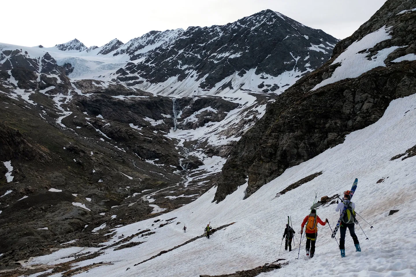 scialpinismo Punta San Matteo, Spallaggio fino alla cascata