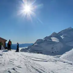 Il Bivacco Cecchini con il Pizzo Ferré