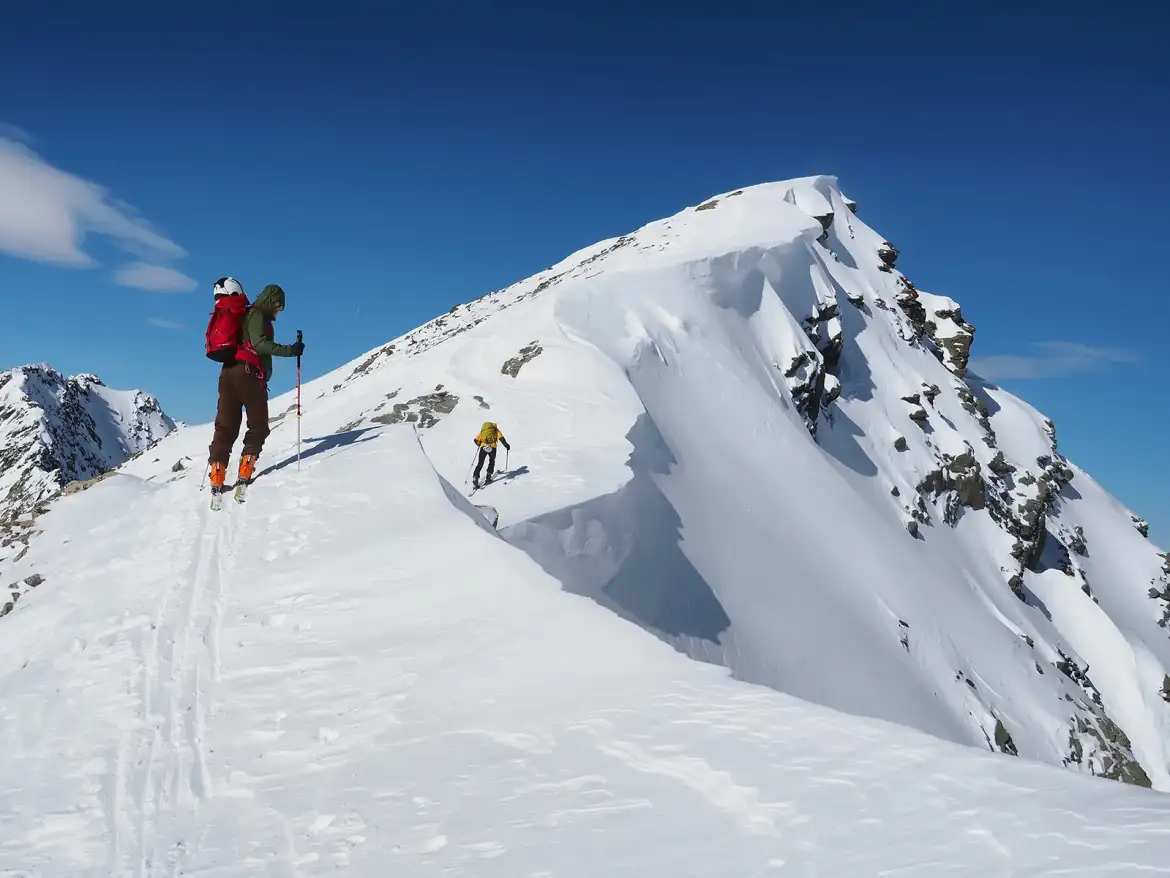 Scialpinismo Piz Surgonda, Le cornici sulla cresta