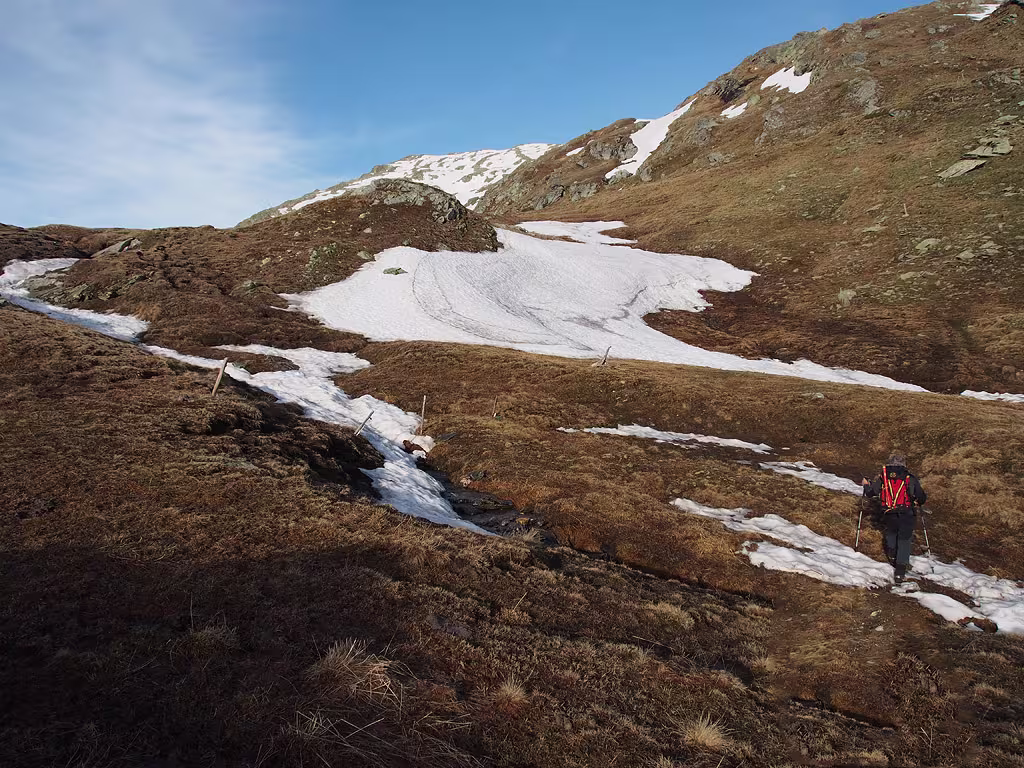 Si parte su dossi erbosi