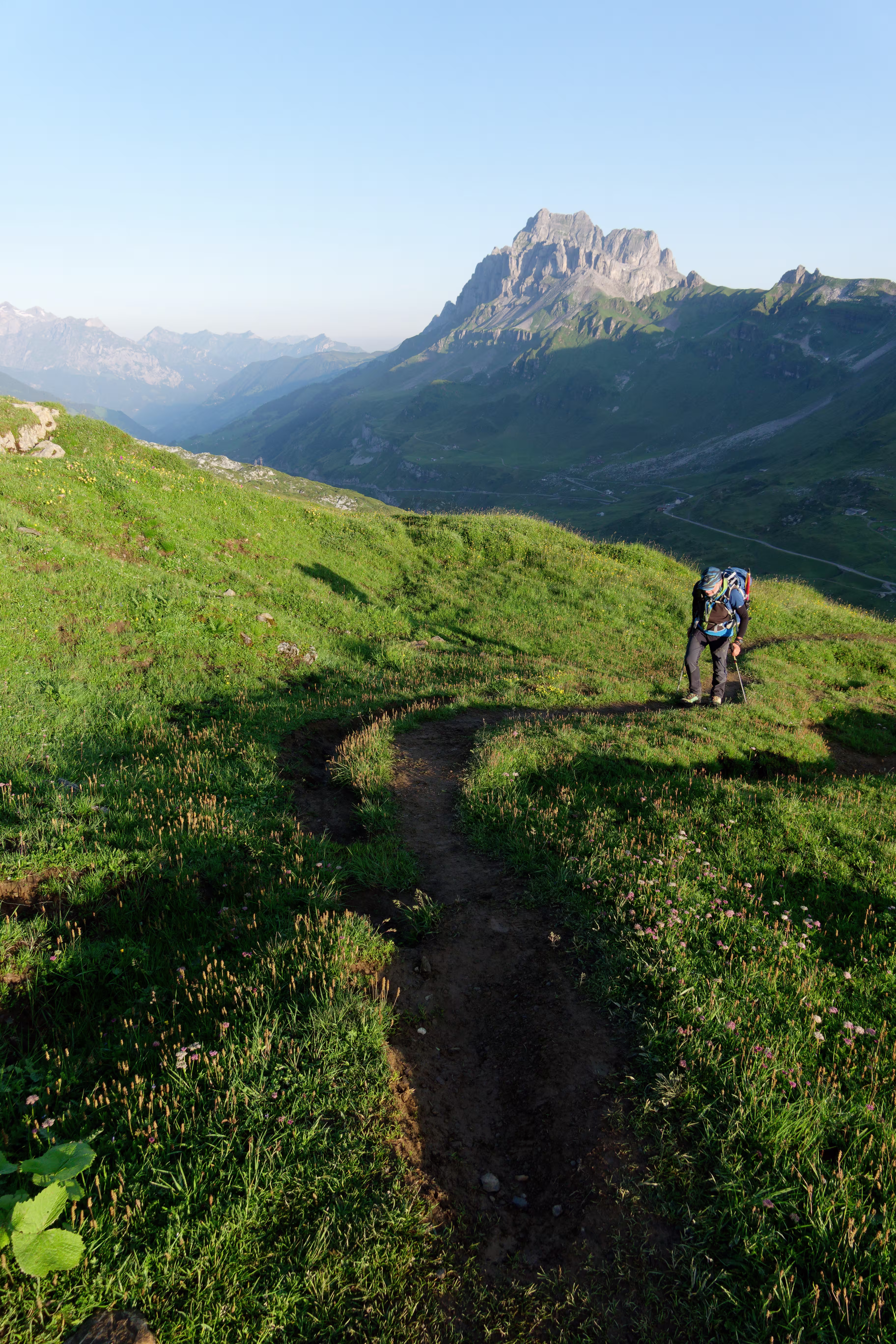 Ci alziamo sul sentiero che parte dal Klausenpass