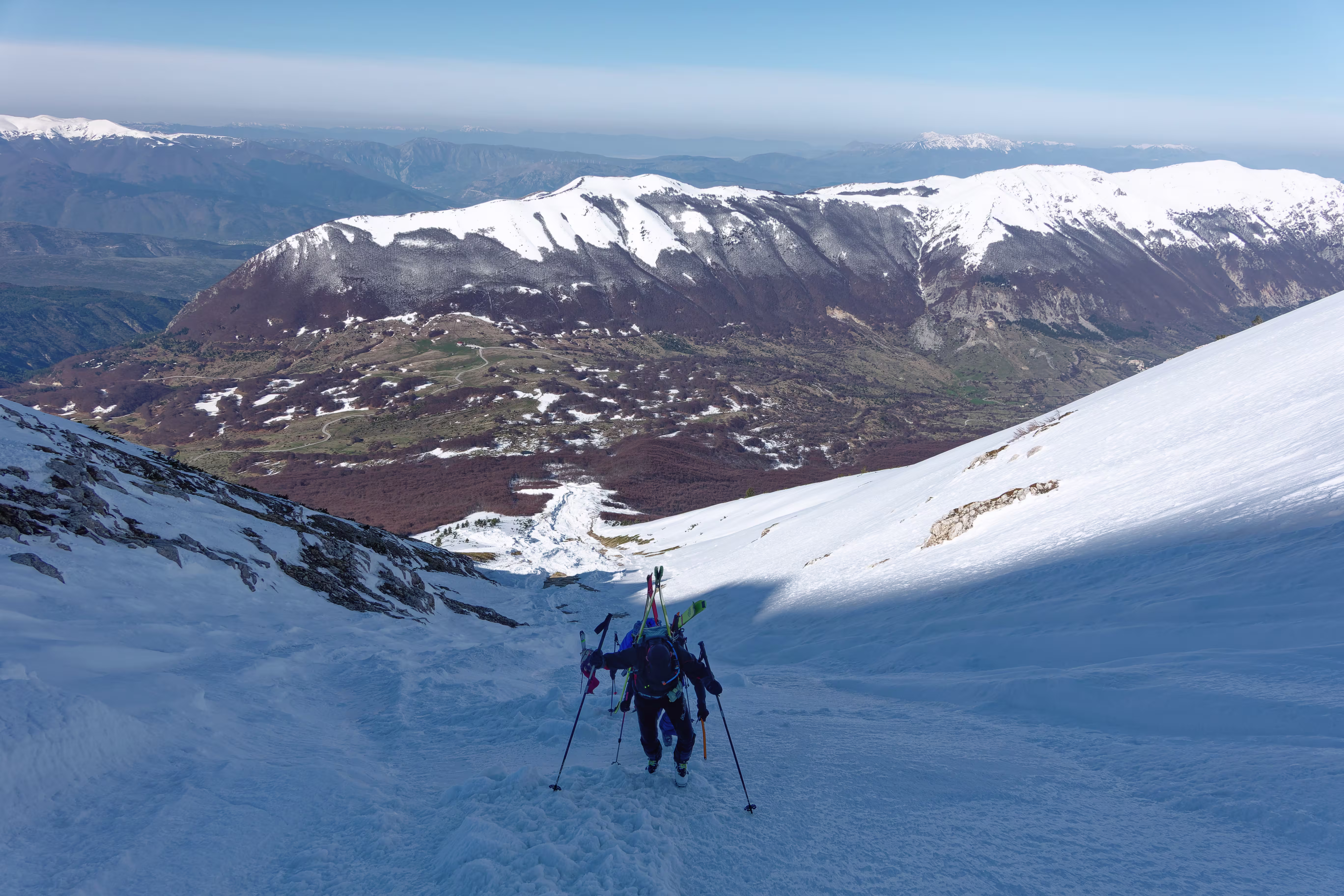 Risalendo il canale con i ramponi