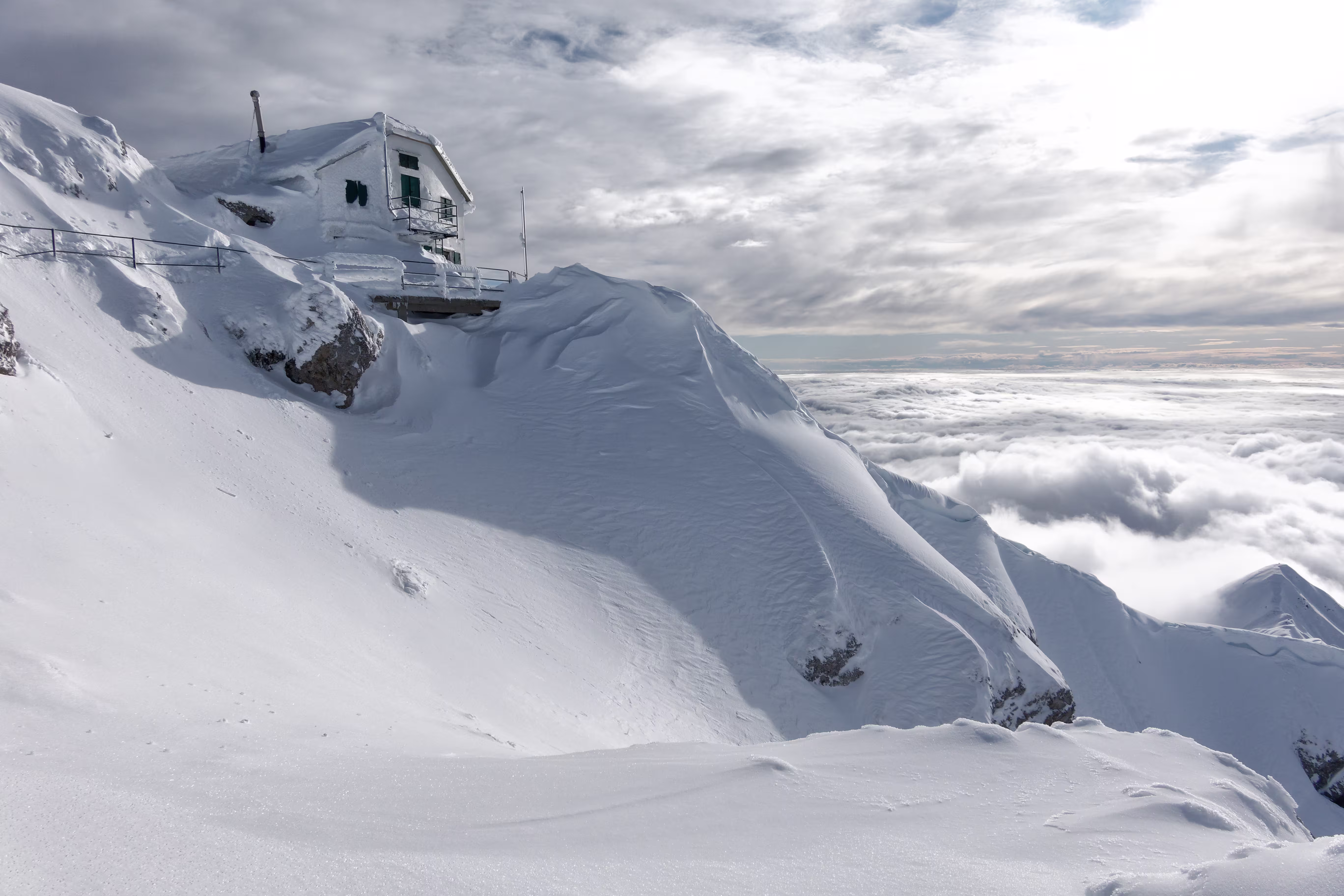 Il Rifugio Brioschi sommerso dalla neve