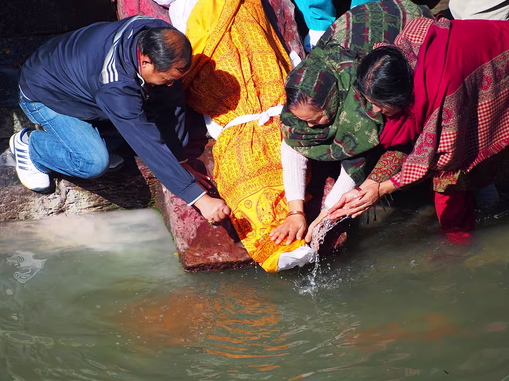 Piedi bagnati, testa verso il tempio
