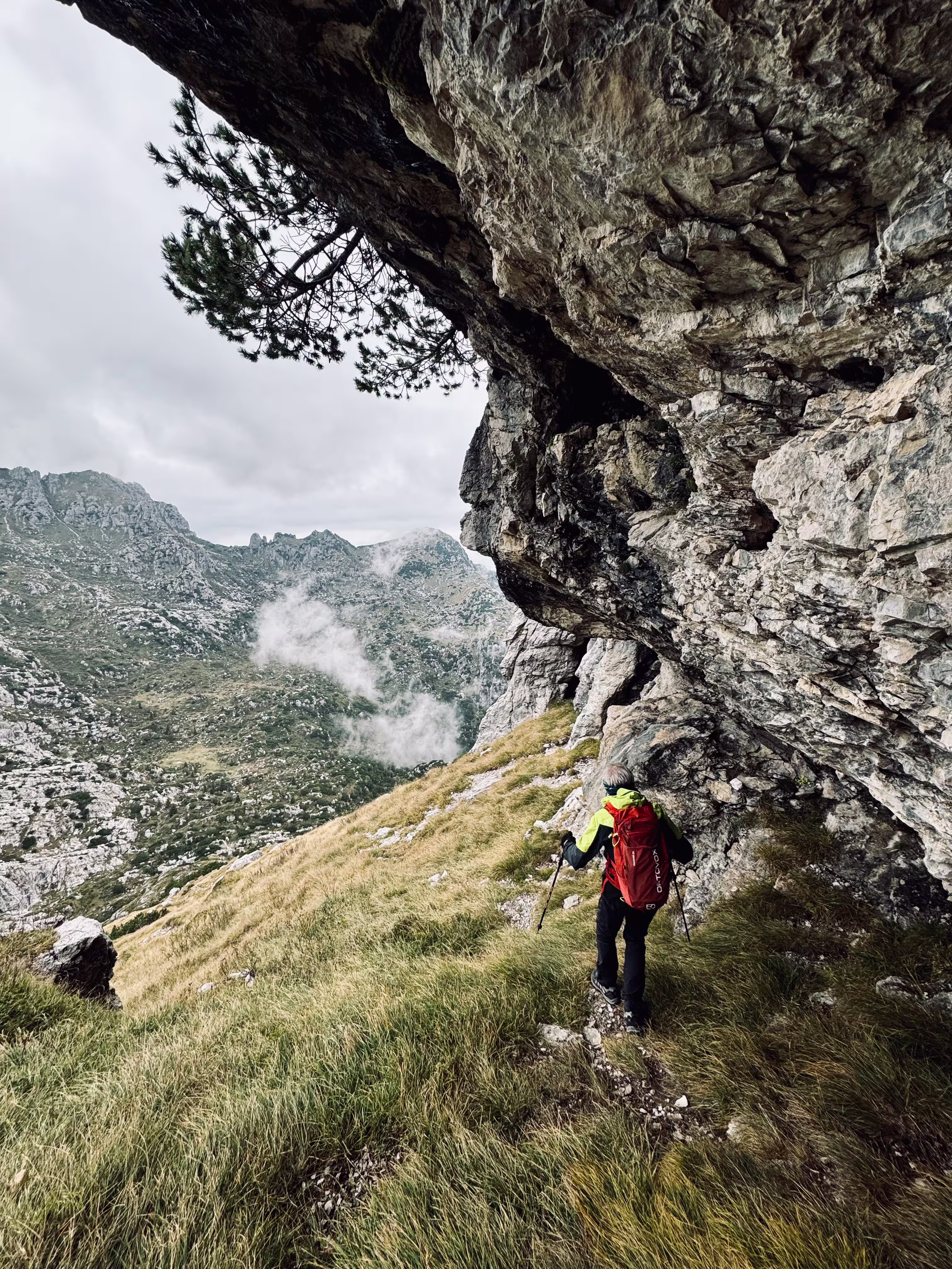 La grotta che segna l’inizio della normale