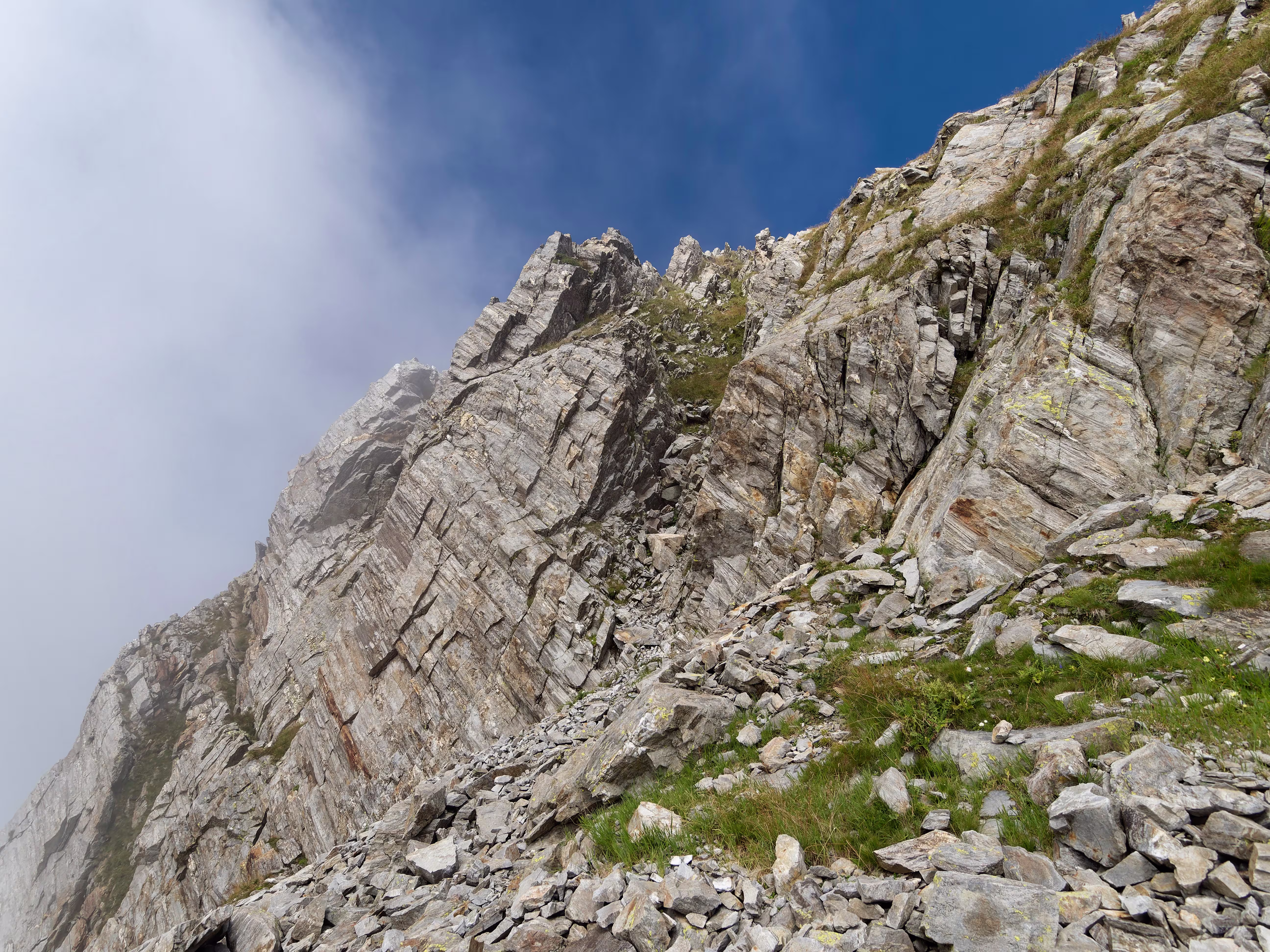 Il canalino per accedere alla vetta