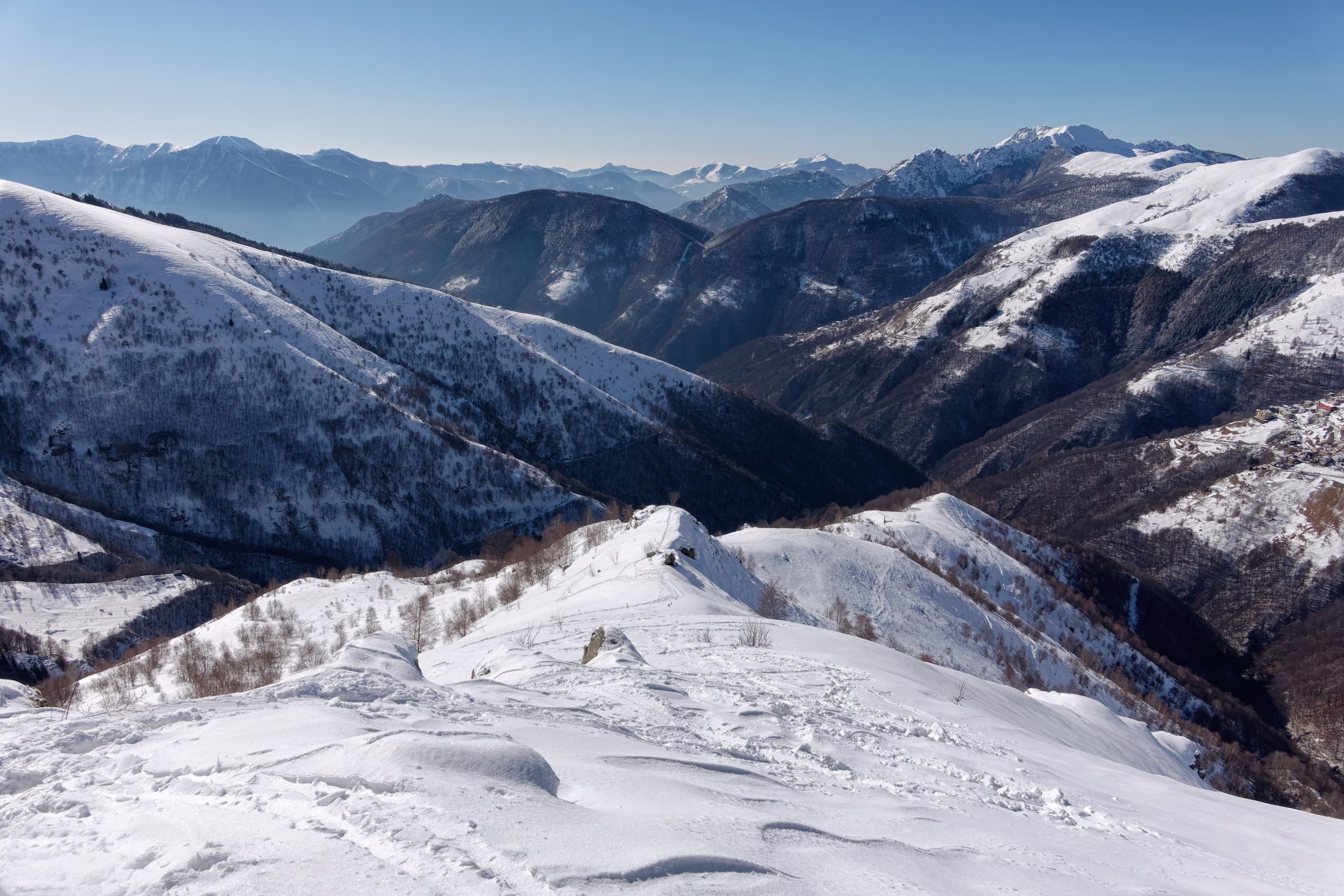 In basso, lo sperone roccioso a inizio cresta