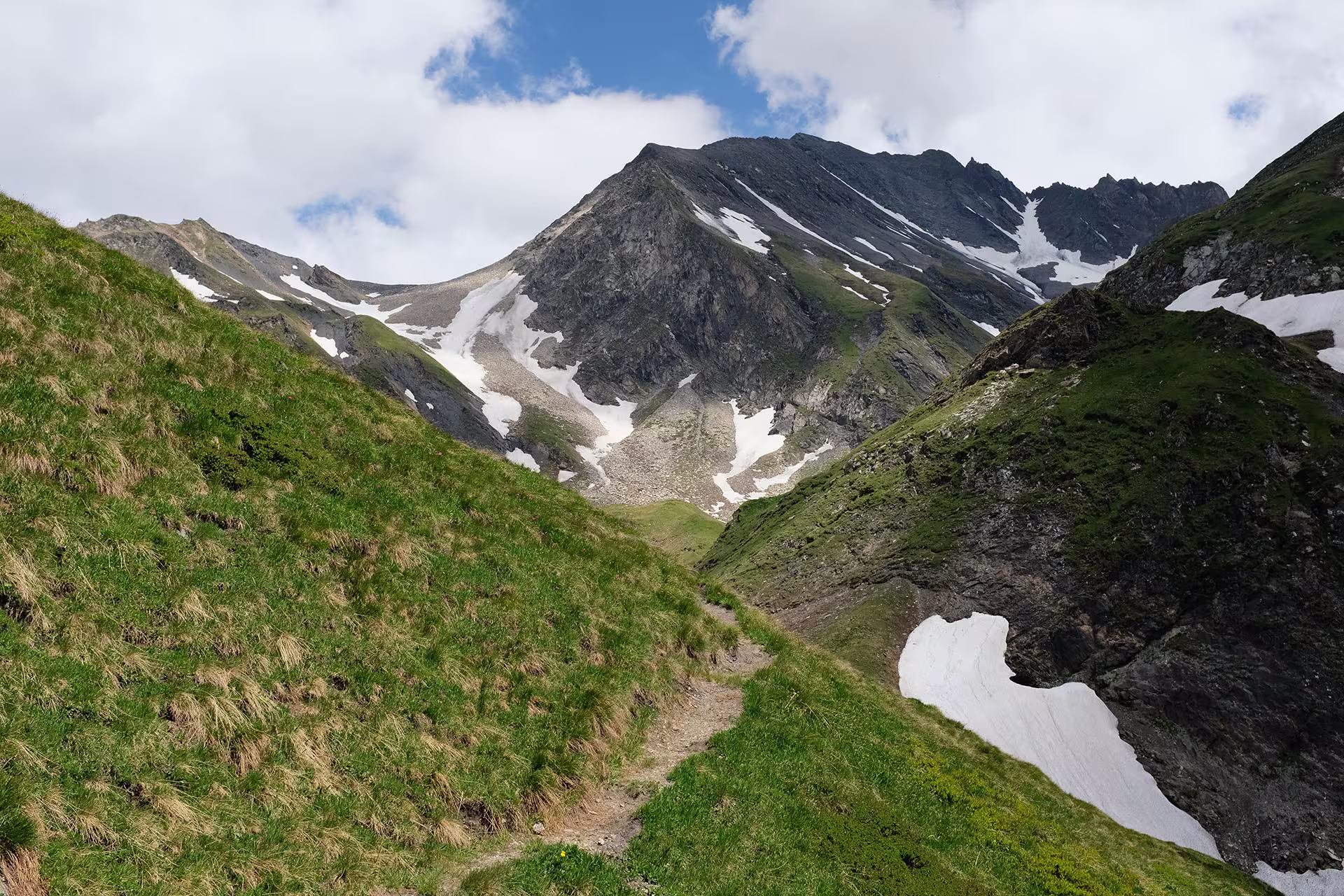 La via di salita con il colletto sulla sinistra