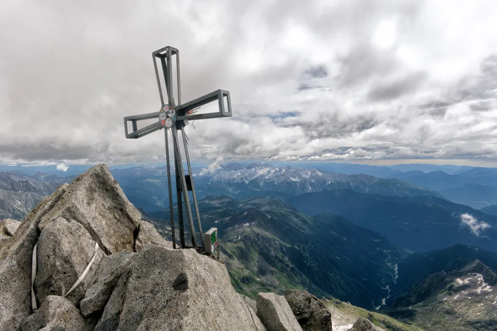 La croce di vetta del Carè Alto