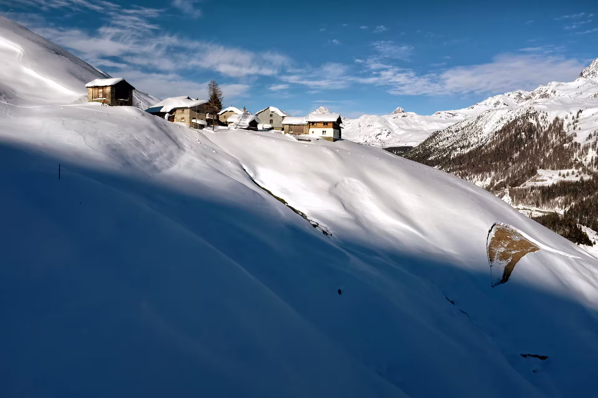Un gruppo di baite con un bel distacco!