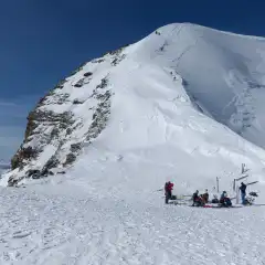 Deposito sci sotto la cima del Palù Orientale