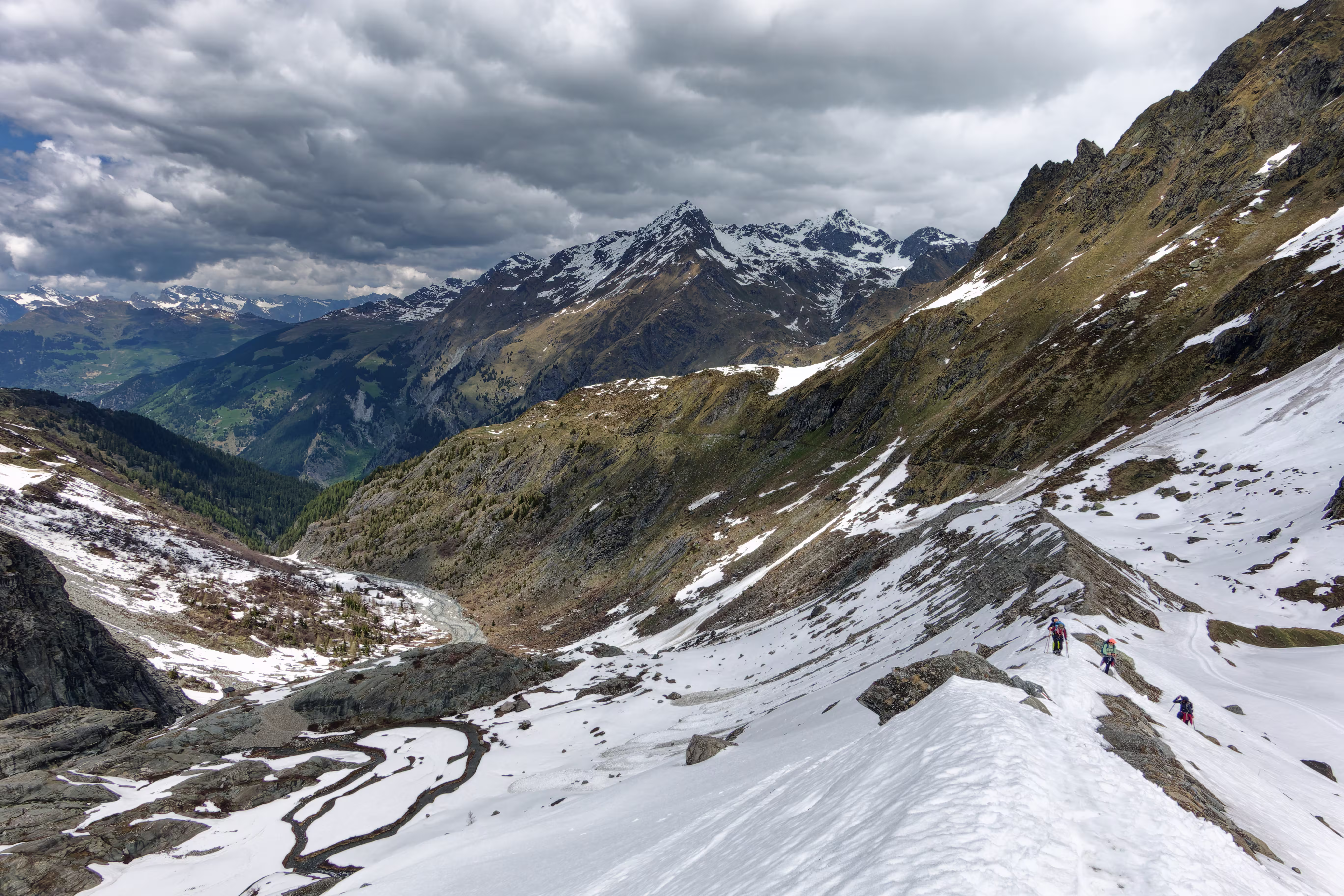 Sci ai piedi risaliamo la morena