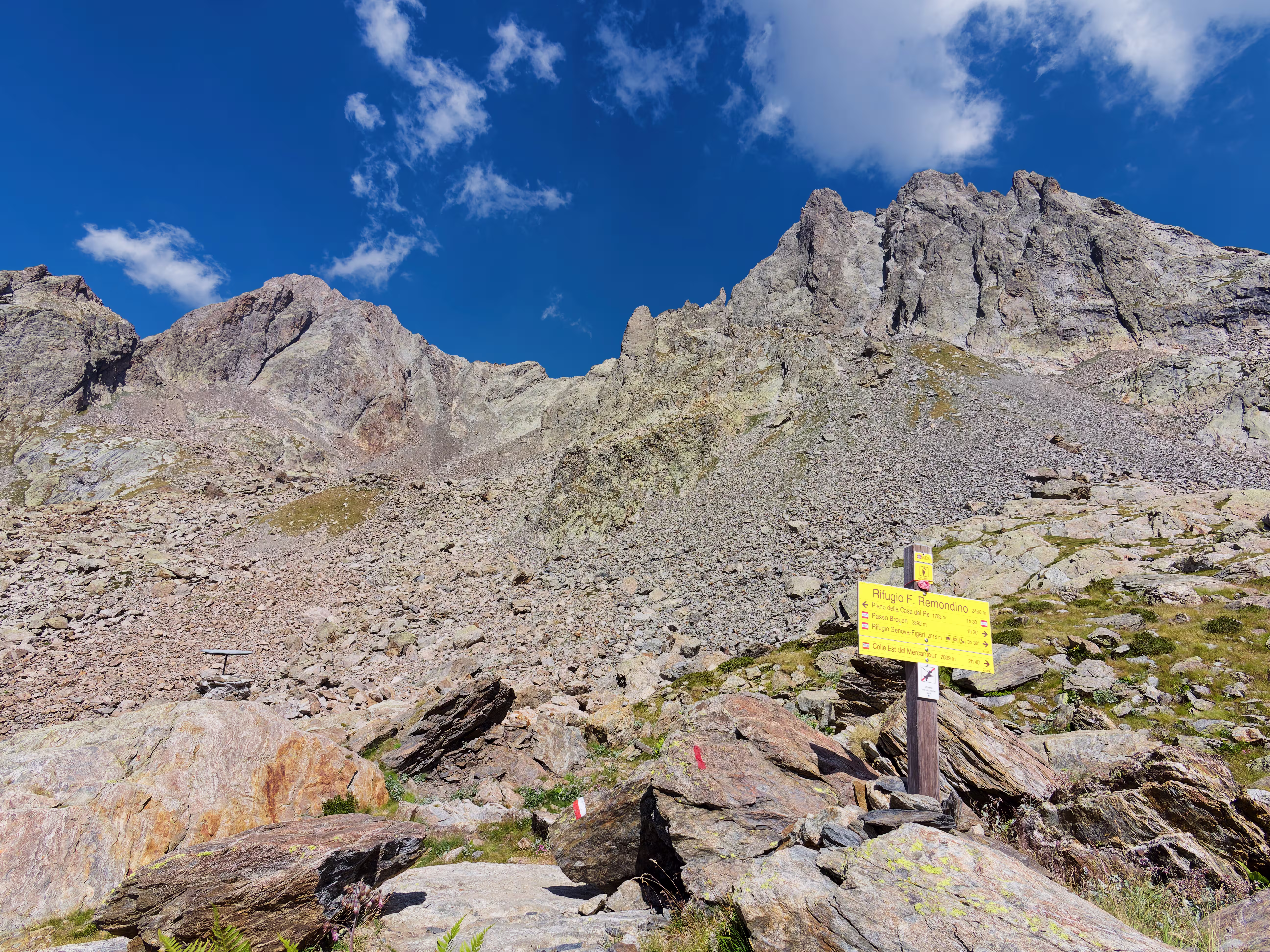 Sulla sinistra l-inquietante Passo dei Detriti