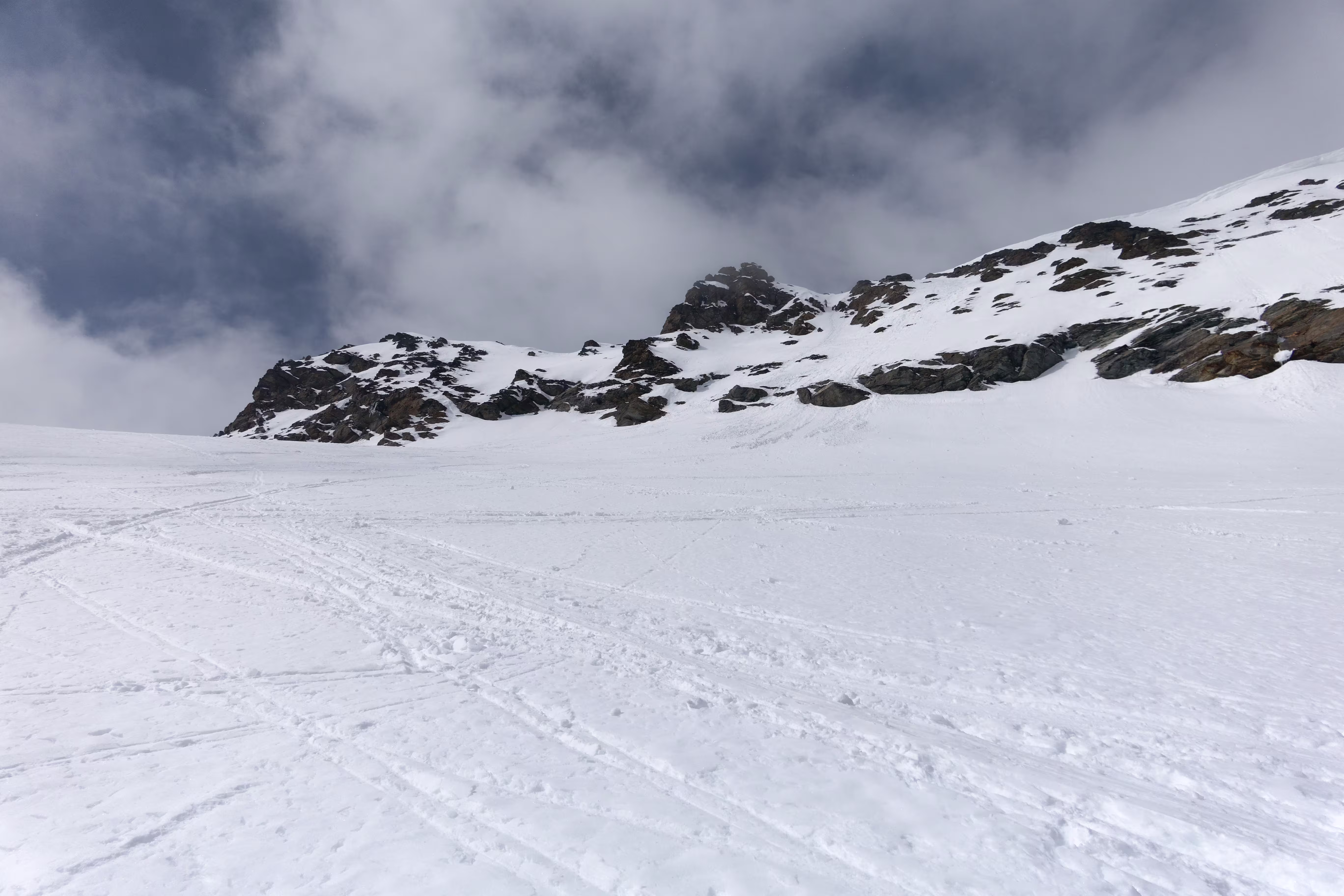 Pendio finale con il canale per salire in vetta
