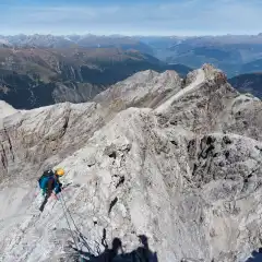 Il tratto esposto in cresta dopo la ferrata