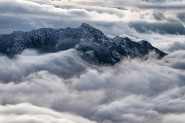 Il Monte Barro emerge dalle nuvole