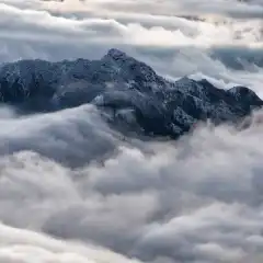 Il Monte Barro emerge dalle nuvole