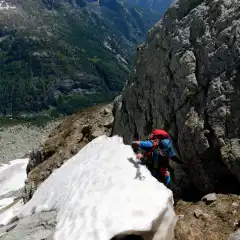Aggiramento di un nevaio sulla cresta