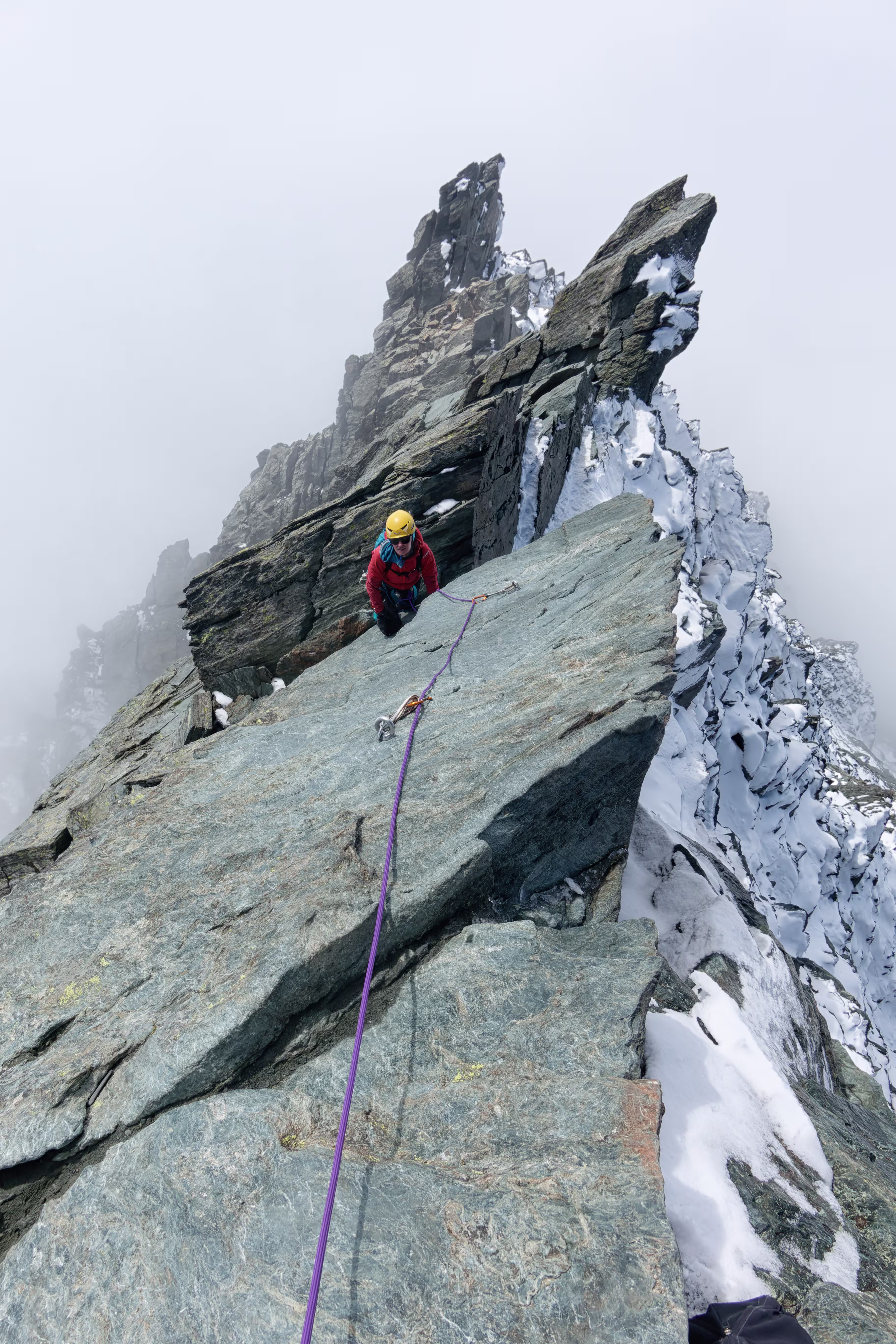 La bella placca sul filo di cresta