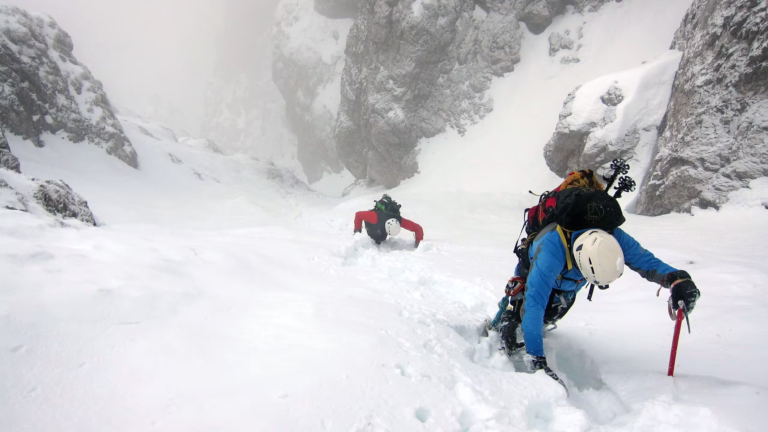 Risalendo il primo tratto del Canalone Comera