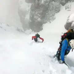 Risalendo il primo tratto del Canalone Comera