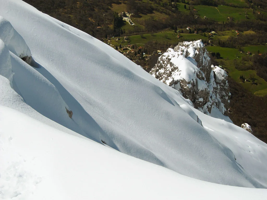 Pendii innevati sopra i Resinelli