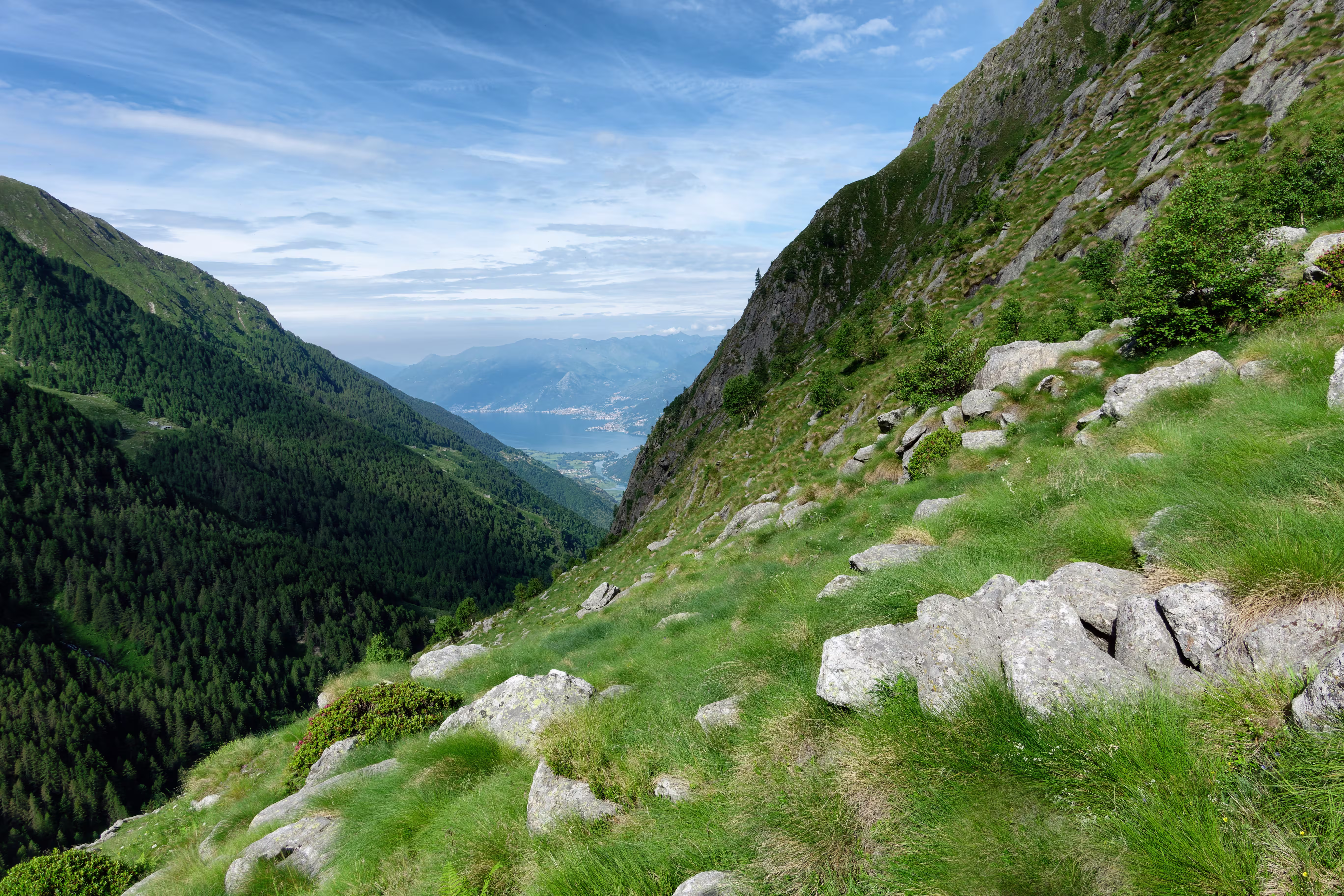 Scorci sul lago lungo la salita
