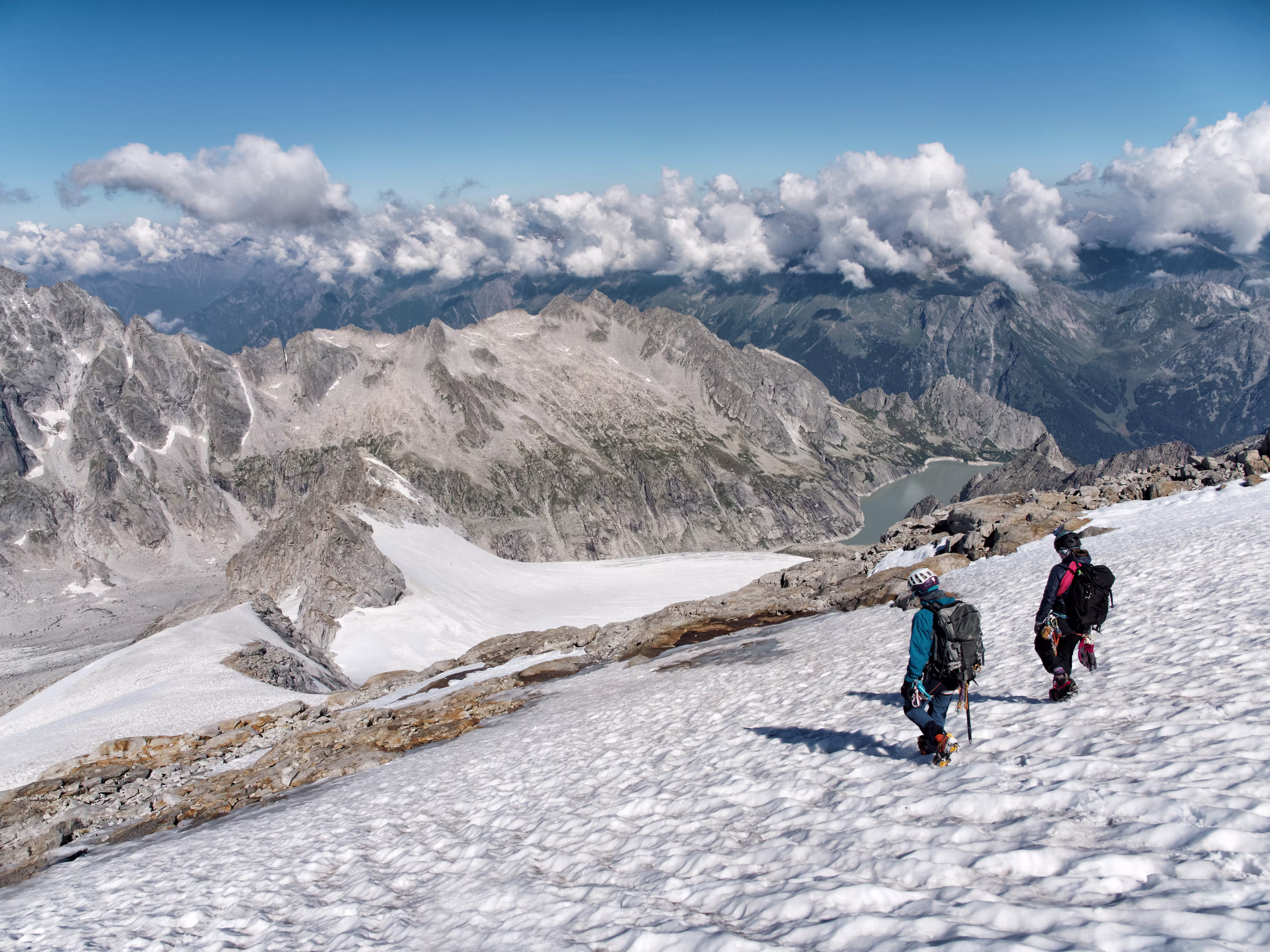 Una cordata svizzera in discesa verso l’Albigna